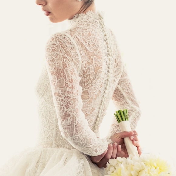 VERA WANG WEDDING DRESS - Picture 2 of 13